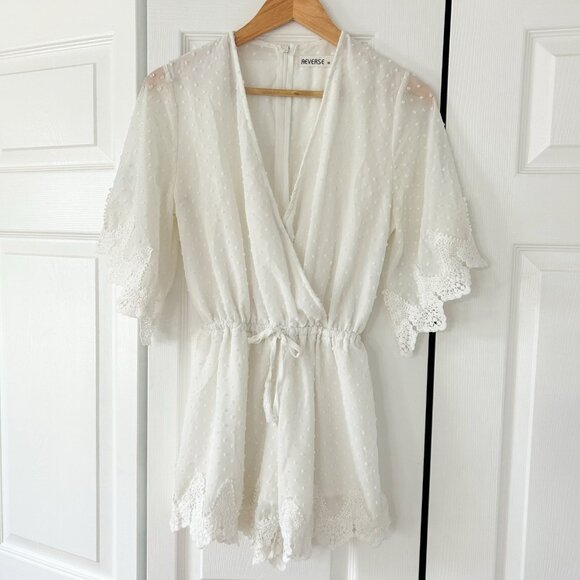 NWOT Showpo Reverse White Swiss Dot Lace Trim V-Neck Romper Women’s Size Medium - Picture 2 of 8